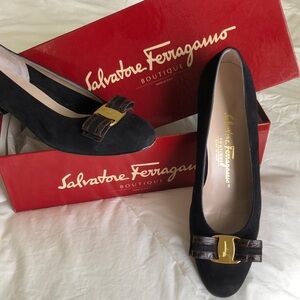 Salvatore Ferragamo black velvet with croc bow trim in 8 1/2 AA